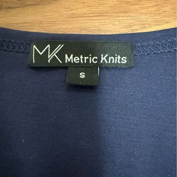 Metric Knits Navy V Neck Short Sleeve Woman’s Top with High Low Hem. Size S. - Picture 3 of 5